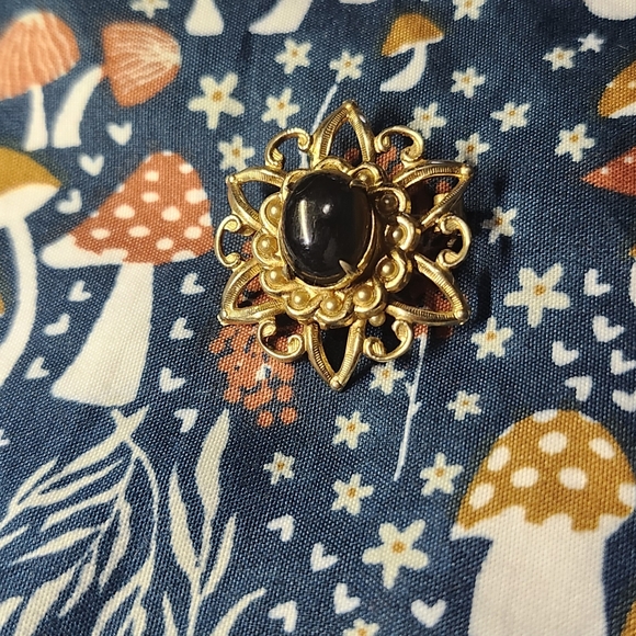 Vintage brooch gold tone filigree design black gem - Picture 8 of 8